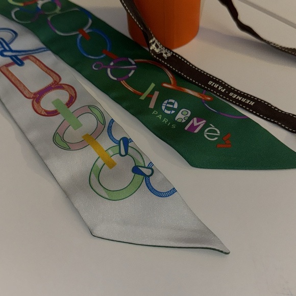 AUTHENTIC HERMÈS EXCELLENT CONDITION used once Green and White Twilly - Picture 3 of 13